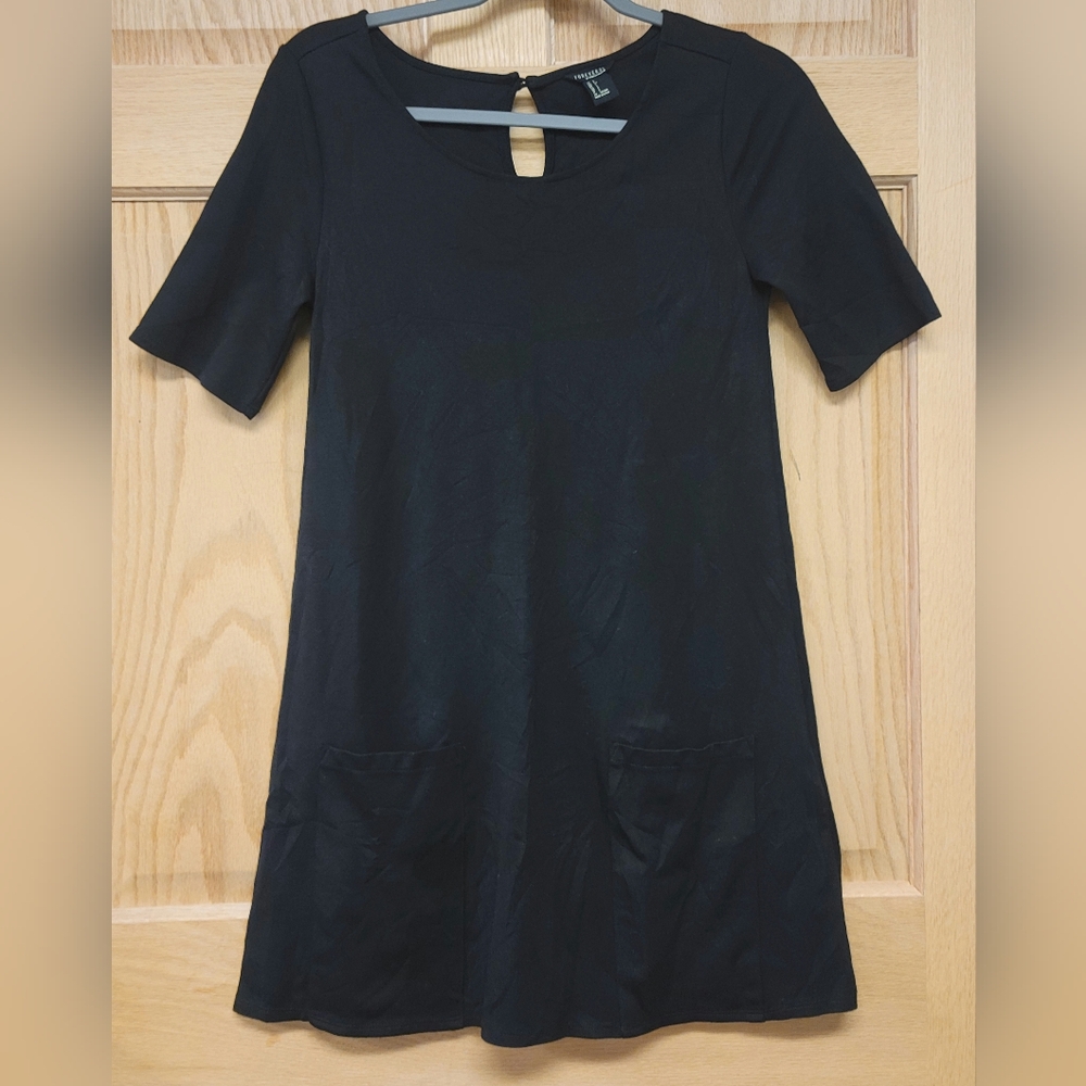 Forever 21 T-Shirt Mini Dress  Womens Size Small A-Line Black LBD Pockets Career